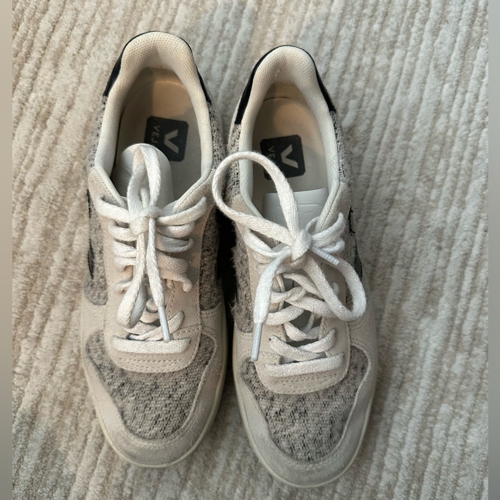 VEJA V10 FLANNEL SNOW BLACK (Size 7/ EU 40)
